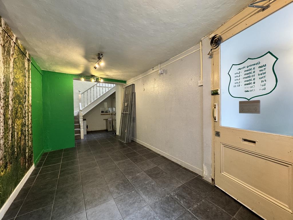 Lot: 86 - COMMERCIAL PROPERTY IN CENTRAL TOWN CENTRE LOCATION - Shop floor space